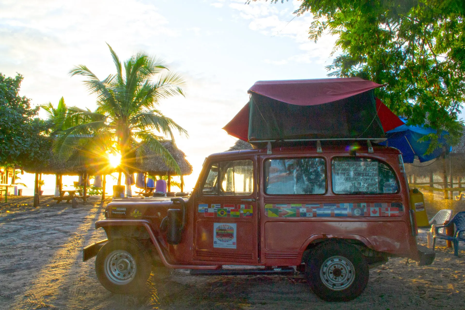 El vehículo de viaje de BelkCar Informática al atardecer en una playa, durante el recorrido por América.