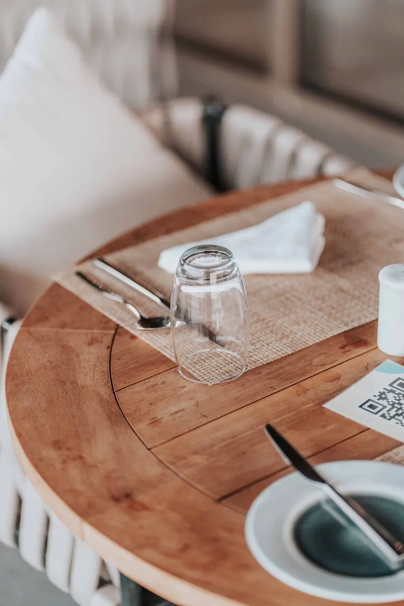 Mesa de restaurante con una carta de menú QR para escanear con el celular.